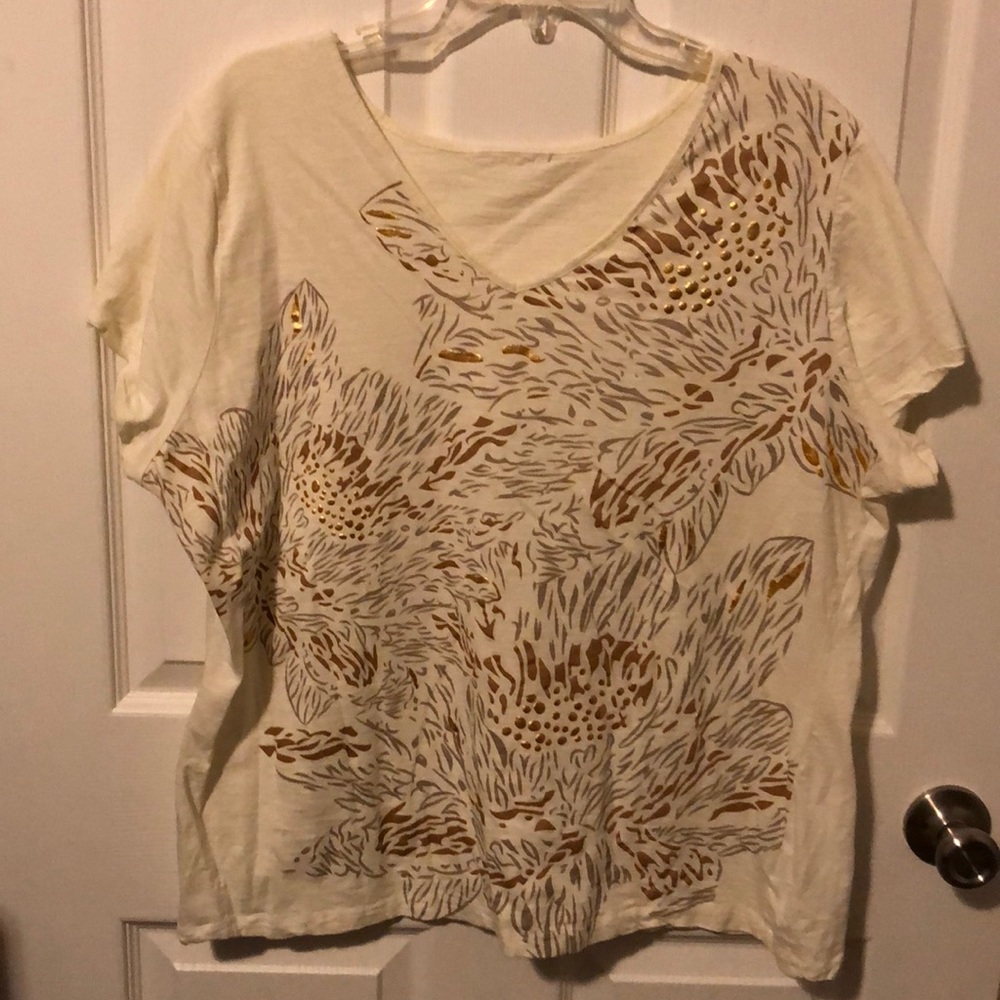 1X white top with gold accents.